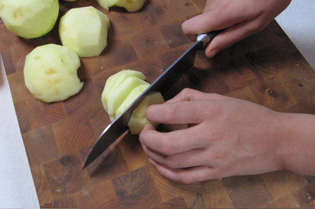 safer-apple-slicing