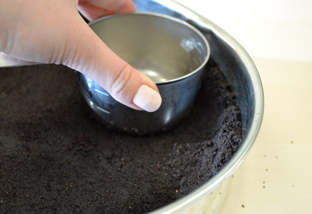 springform pan, crust, measuring cup