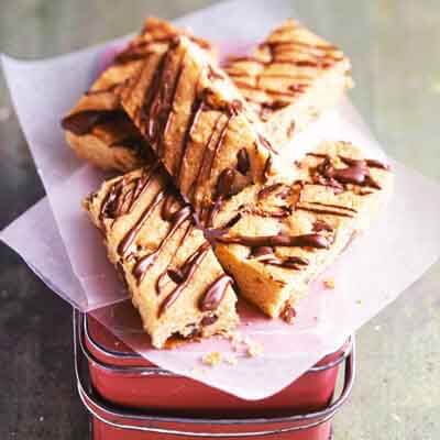 Peanut Butter Chocolate Chip Bars Image 