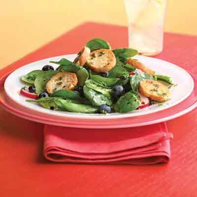 Spinach Herb Salad With Pesto Croutons Image 