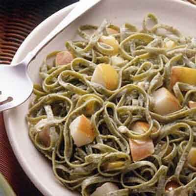 Spinach Fettuccine With Pears & Gorgonzola Cheese Image 
