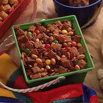 Crispy Cinnamon Snack Mix Image 